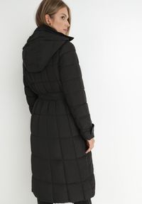 Born2be - Czarna Kurtka Pikowana z Paskiem Gutdat. Okazja: na co dzień. Kolor: czarny. Materiał: materiał. Długość rękawa: długi rękaw. Długość: długie. Sezon: zima. Styl: casual #6