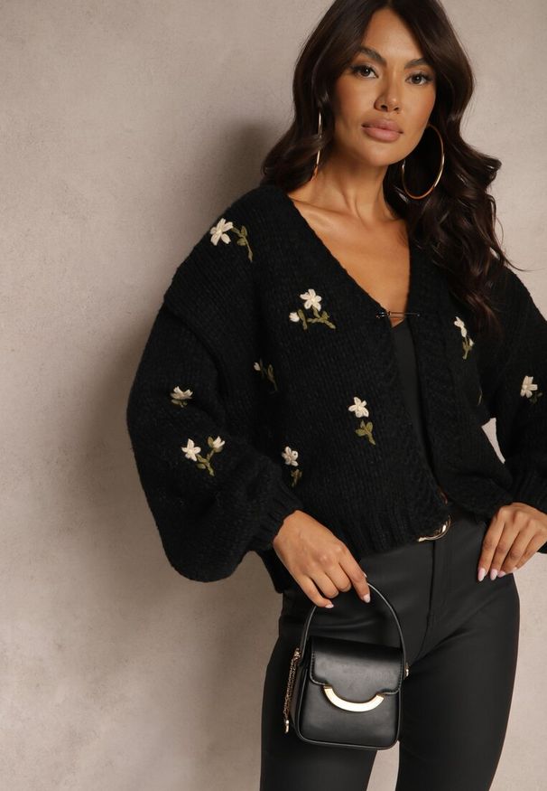 Renee - Czarny Kardigan w Kwiatowe Aplikacje z Zapięciem na Elegancką Agrafkę Patista. Okazja: na co dzień, do pracy. Kolor: czarny. Materiał: bawełna. Wzór: aplikacja, kwiaty. Styl: elegancki