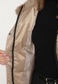 Born2be - Ciemnobeżowa Pikowana Kurtka o Długim Kroju ze Ściągaczem w Talii i Kapturem Galita. Okazja: na co dzień. Kolor: beżowy. Materiał: poliester, dzianina, jeans, futro. Długość: długie. Styl: casual, elegancki #7