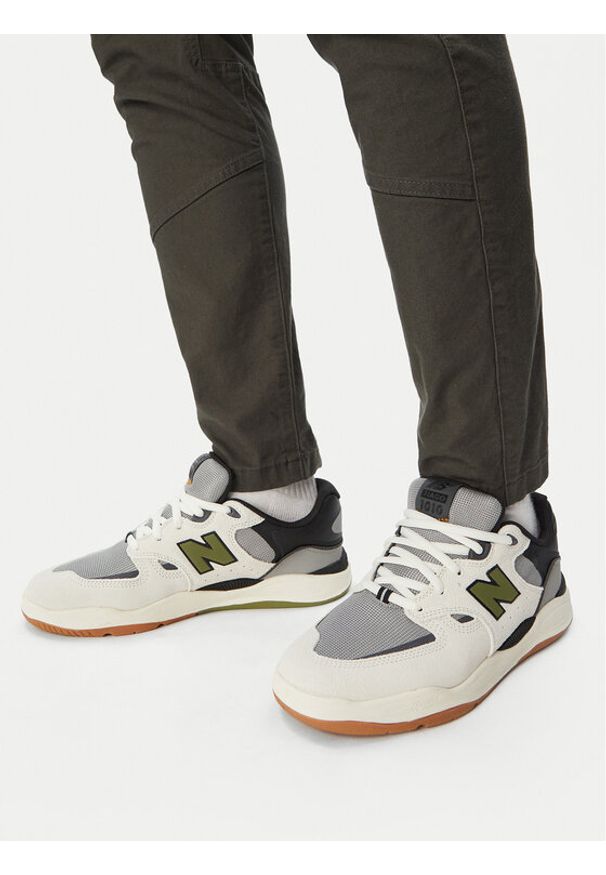 New Balance Sneakersy UN1010B Biały. Kolor: biały. Materiał: skóra, zamsz