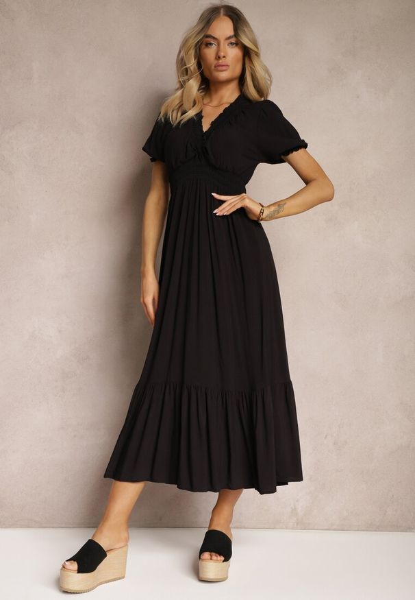 Renee - Czarna Boho Sukienka z Bawełny o Kopertowym Fasonie Rissatina. Okazja: do pracy. Typ kołnierza: dekolt w kształcie V. Kolor: czarny. Materiał: bawełna. Typ sukienki: kopertowe. Styl: boho