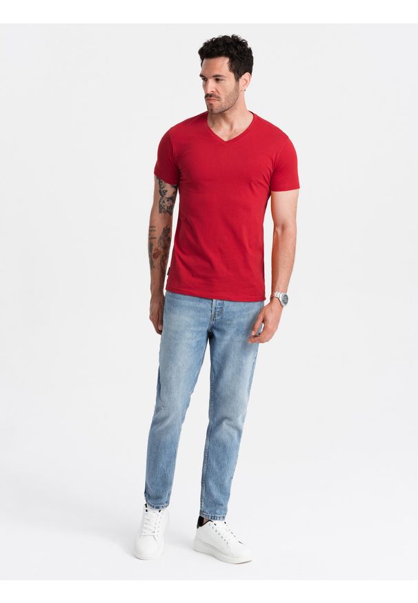 Ombre Clothing - Męska klasyczna bawełniana koszulka z dekoltem w serek BASIC – czerwona V14 OM-TSBS-0145 - XL. Typ kołnierza: dekolt w serek. Kolor: czerwony. Materiał: bawełna. Wzór: jednolity, ze splotem. Styl: klasyczny