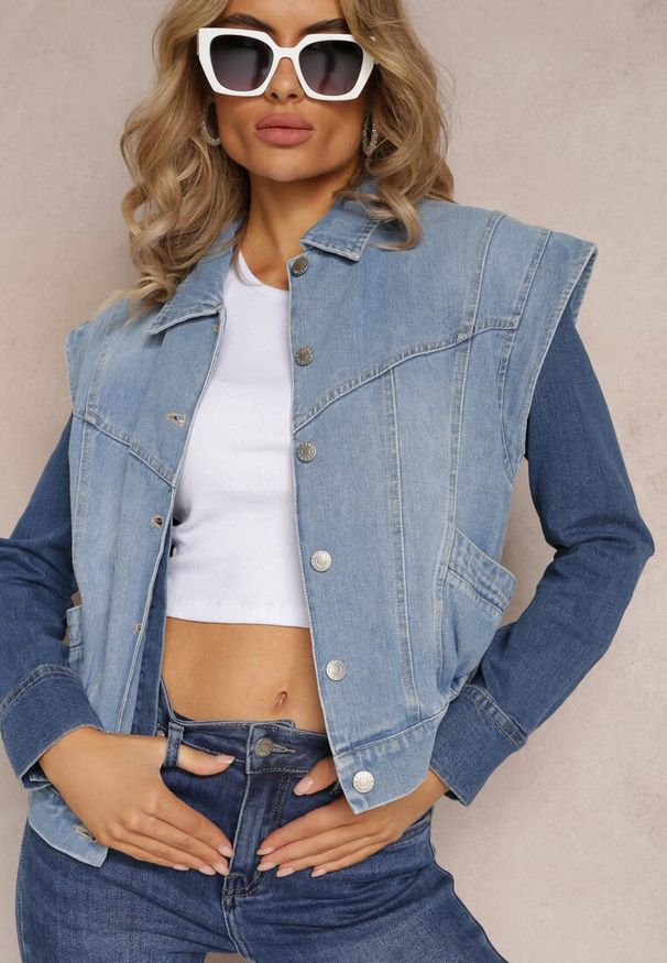 Renee - Niebieska Jeansowa Kamizelka z Bawełny Zapinana na Guziki z Kieszeniami Yevani. Kolor: niebieski. Materiał: jeans, bawełna