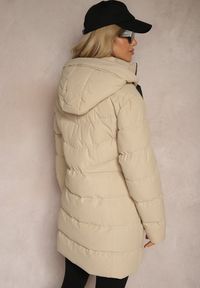 Renee - Jasnobeżowa Kurtka Pikowana o Długim Kroju z Kapturem i Suwakiem Dwukierunkowym Naomira. Okazja: na co dzień. Typ kołnierza: kaptur. Kolor: beżowy. Materiał: dzianina, jeans. Długość: długie. Sezon: zima. Styl: casual, elegancki #4