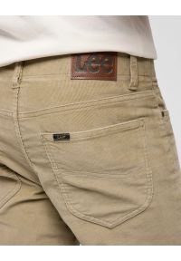 Lee - MESKIE SPODNIE LEE SLIM FIT MVP OSCAR KHAKI 112370603. Kolor: brązowy #2