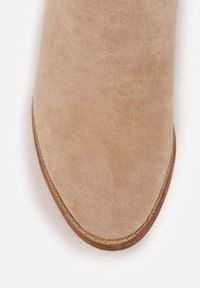 Renee - Ciemnobeżowe Botki Kowbojki Vices na Słupku z Geometrycznym Motywem Sarori. Kolor: beżowy. Materiał: jeans. Wzór: geometria. Obcas: na słupku. Styl: elegancki. Wysokość obcasa: średni #8