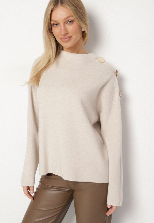 Born2be - Jasnobeżowy Sweter Ozdobiony Metalicznymi Guzikami Amentia. Typ kołnierza: golf. Kolor: beżowy. Materiał: jeans. Wzór: aplikacja. Styl: klasyczny