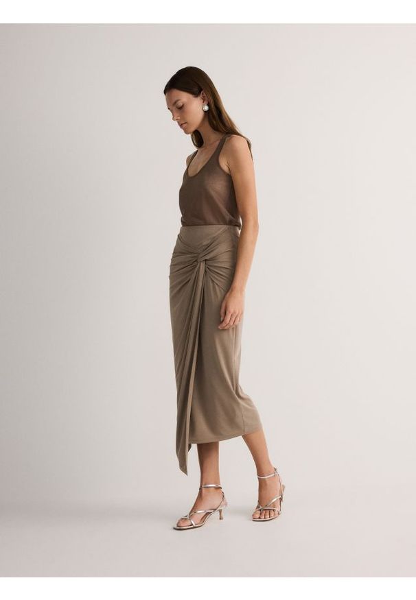 Reserved - Spódnica midi z drapowaniem - brązowy. Kolor: brązowy