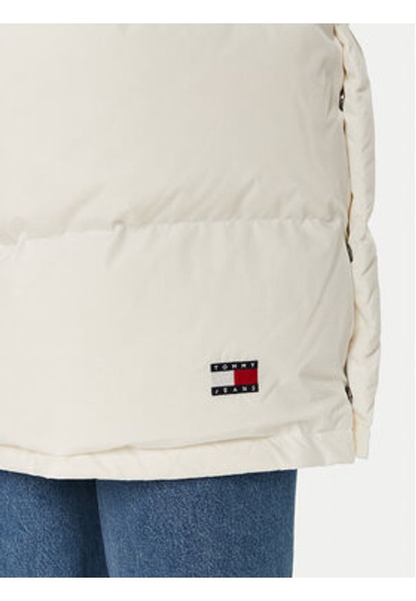 Tommy Jeans Płaszcz zimowy Alaska DW0DW18860 Biały Regular Fit. Kolor: biały. Materiał: syntetyk. Sezon: zima