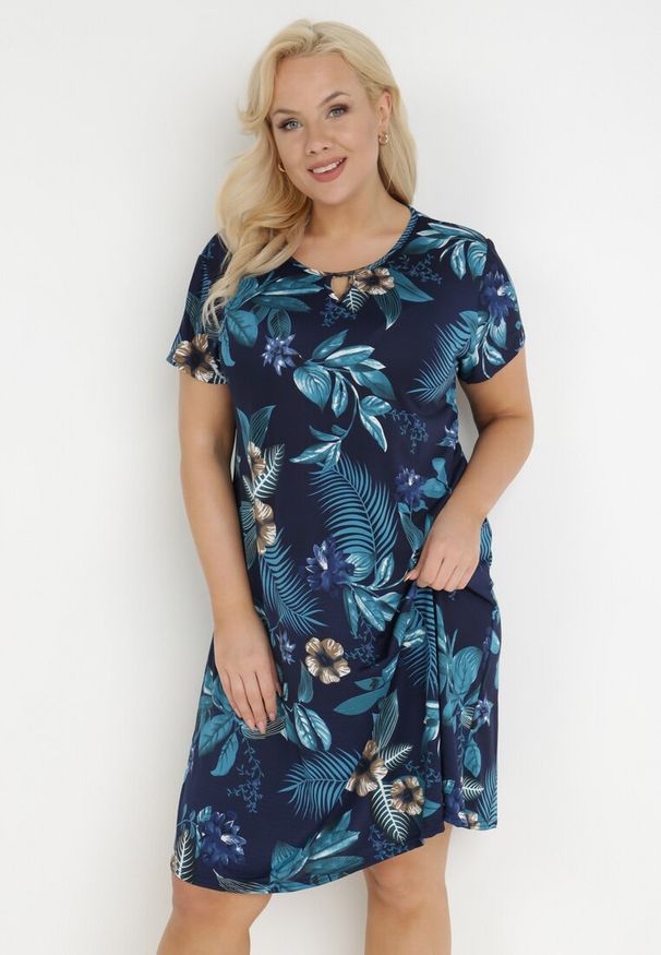 Born2be - Granatowa Sukienka Panarpia. Okazja: na co dzień. Kolekcja: plus size. Kolor: niebieski. Wzór: aplikacja. Typ sukienki: proste, trapezowe, dla puszystych. Długość rękawa: krótki rękaw. Sezon: lato. Styl: casual. Długość: mini