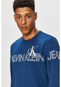 Calvin Klein Jeans - Bluza bawełniana. Okazja: na co dzień. Typ kołnierza: bez kaptura. Kolor: niebieski. Materiał: bawełna. Wzór: nadruk. Styl: casual #2