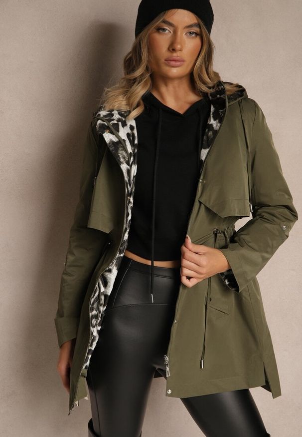 Renee - Zielona Kurtka Parka Ozdobiona Sznurkami przy Odpinanym Kapturze Loriballe. Okazja: na co dzień. Kolor: zielony. Materiał: jeans. Wzór: aplikacja. Sezon: jesień. Styl: casual