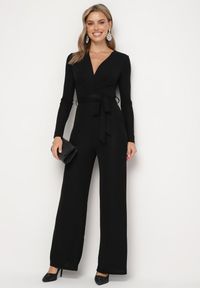 Born2be - Czarny Kombinezon z Wiskozą Kopertowym Dekoltem i Materiałowym Paskiem Miathalise. Okazja: na spotkanie biznesowe. Kolor: czarny. Materiał: wiskoza, materiał. Długość: długie. Styl: biznesowy #4