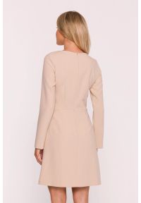 Stylove - Elegancka sukienka trapezowa z patkami w talii beżowa. Okazja: na co dzień, na imprezę. Typ kołnierza: typu klepsydra. Kolor: beżowy, niebieski, brązowy. Wzór: aplikacja, gładki. Typ sukienki: trapezowe. Materiał: poliester, wiskoza, tkanina. Długość rękawa: długi rękaw. Styl: elegancki. Długość: mini #2