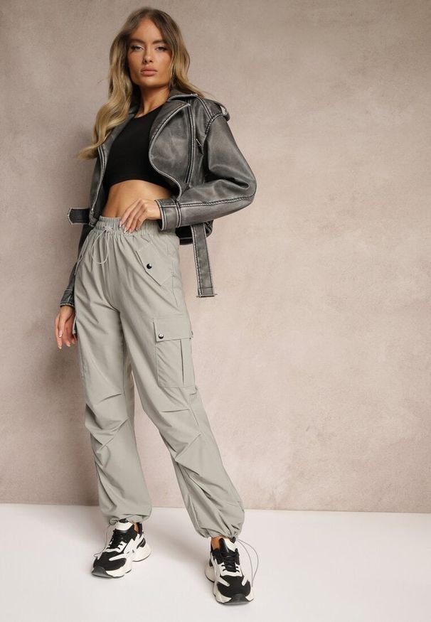 Renee - Granatowe Spodnie z Bawełną High Waist z Napisami oraz Gumką w Talii Rilaira. Okazja: na spotkanie biznesowe, do pracy. Stan: podwyższony. Kolor: niebieski. Materiał: bawełna. Wzór: napisy. Styl: elegancki, biznesowy