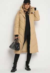 Born2be - Ciemnobeżowa Kurtka Pikowana o Długim Fasonie z Nieodpinanym Kapturem i Kieszeniami Nerilani. Okazja: na co dzień, na spacer. Kolor: beżowy. Materiał: skóra. Długość: długie. Sezon: zima. Styl: casual, elegancki #1