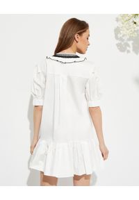 SELF PORTRAIT - Biała sukienka mini. Typ kołnierza: z żabotem. Kolor: biały. Materiał: koronka, bawełna. Wzór: koronka, aplikacja. Długość: mini