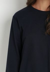 Born2be - Granatowa Bluza Voeum. Okazja: na co dzień, do pracy, na spacer. Kolor: niebieski. Materiał: prążkowany, dresówka, dzianina. Długość rękawa: długi rękaw. Długość: długie. Wzór: kolorowy, gładki, jednolity. Styl: klasyczny, casual #6