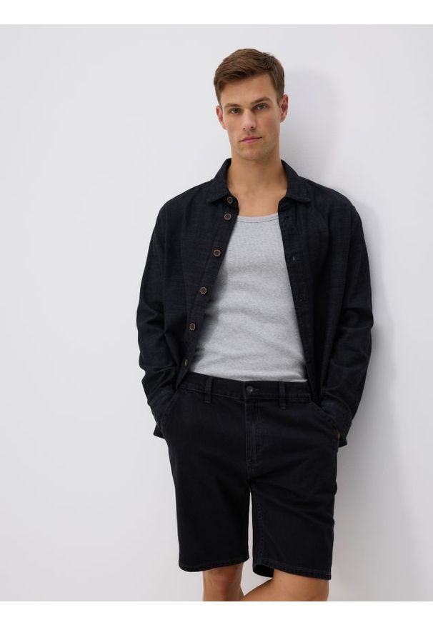 Reserved - Jeansowe szorty straight - czarny. Kolor: czarny. Materiał: jeans