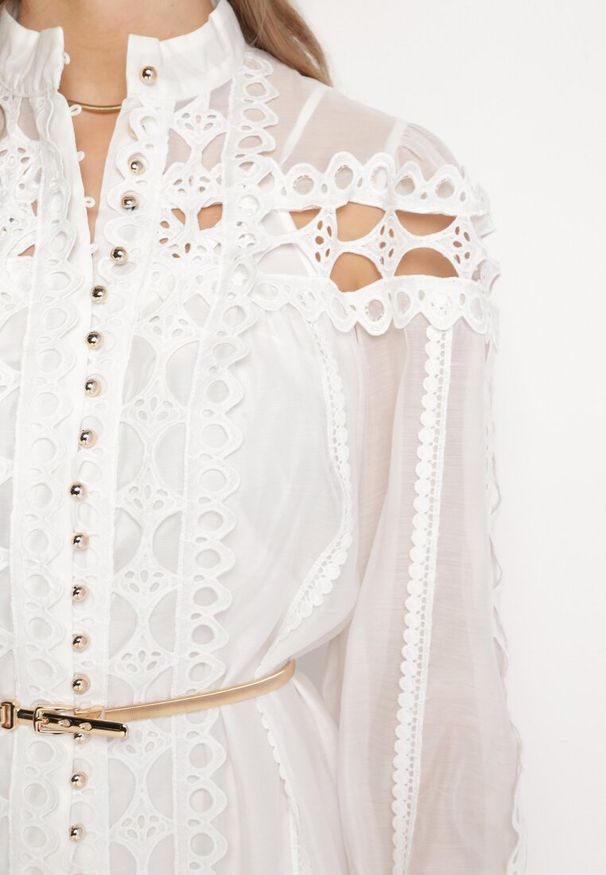 Born2be - Biała Koronkowa Sukienka Mini z Paskiem i Guzikami Nyloni. Okazja: na randkę, na co dzień. Kolor: biały. Materiał: koronka. Długość rękawa: na ramiączkach. Typ sukienki: proste. Styl: elegancki, casual. Długość: mini