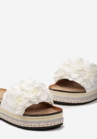 Renee - Białe Klapki na Niskiej Platformie z Naszywkami w Kształcie Kwiatów Anuffa. Nosek buta: otwarty. Kolor: biały. Wzór: aplikacja, kwiaty. Obcas: na platformie #5