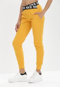 Born2be - Żółte Spodnie Dresowe Isiphi. Stan: podwyższony. Kolor: żółty. Materiał: dresówka. Długość: długie. Wzór: napisy, haft #4