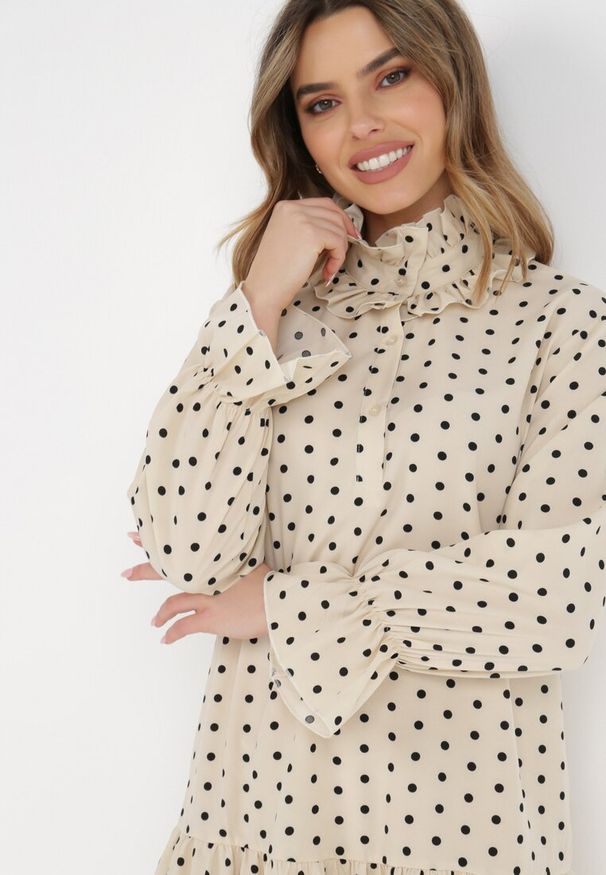 Born2be - Jasnobeżowa Sukienka Nikathe. Typ kołnierza: kołnierzyk stójkowy. Kolor: beżowy. Materiał: tkanina. Wzór: grochy, aplikacja. Długość: mini