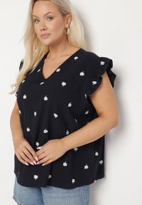 Born2be - Granatowa Bluzka z Bawełny Ozdobiona Falbankami i Koniczynkami Dolassea. Okazja: na co dzień, na spacer. Typ kołnierza: kołnierz z falbankami. Kolor: niebieski. Materiał: bawełna. Długość rękawa: krótki rękaw. Długość: krótkie. Wzór: aplikacja. Styl: elegancki, casual #6