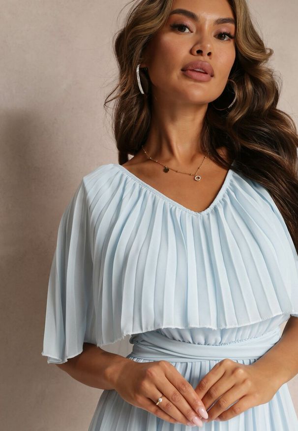 Renee - Jasnoniebieska Plisowana Sukienka z Gumką w Pasie z Falbaną Przy Dekolcie Drenia. Kolor: niebieski. Materiał: tkanina
