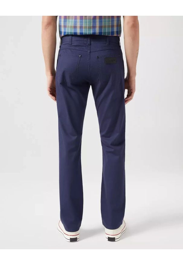 Wrangler - WRANGLER GREENSBORO MĘSKIE SPODNIE MATERIAŁOWE CHINO CHINOSY DARK NAVY 112350802 W15Q018200. Materiał: materiał