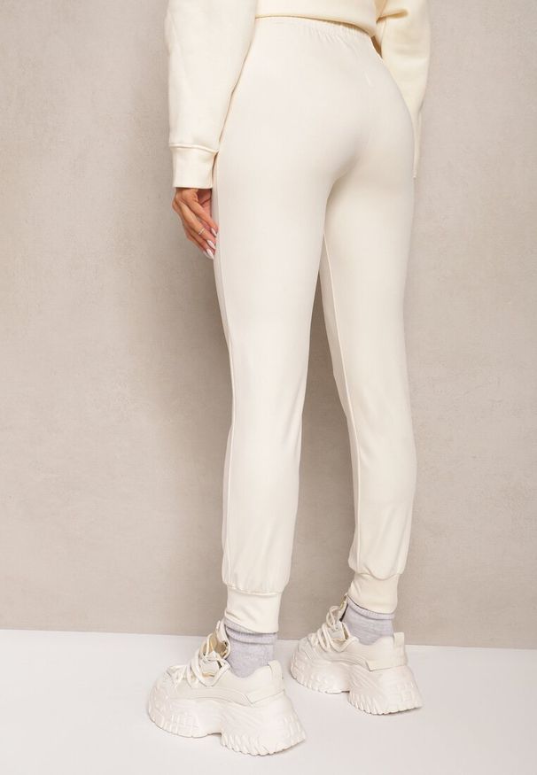 Renee - Jasnobeżowe Spodnie Dresowe z Bawełny High Waist Dopasowane Trudia. Okazja: do domu. Stan: podwyższony. Kolor: beżowy. Materiał: dresówka, bawełna. Styl: elegancki