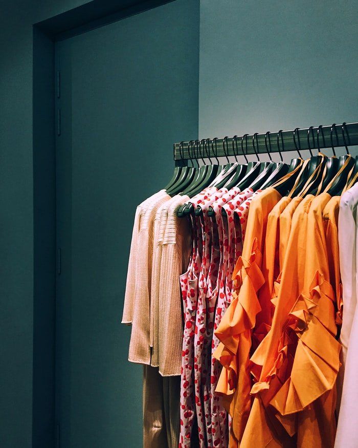 Mohito – co to za marka? Jakie sukienki, bluzki i swetry znajdziesz w kolekcji polskiej sieciówki?