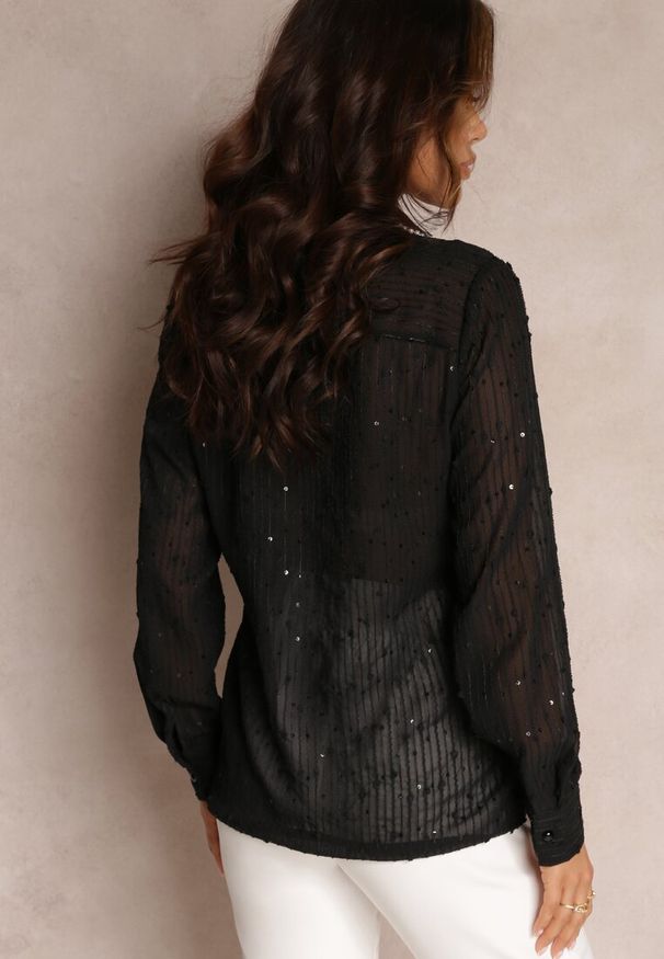 Renee - Czarna Koszula z Ozdobnym Kołnierzem i Falbanami Chet. Typ kołnierza: kołnierz z falbankami. Kolor: czarny. Materiał: materiał. Styl: elegancki