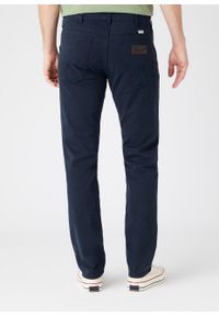 Wrangler - WRANGLER GREENSBORO MĘSKIE SPODNIE MATERIAŁOWE NAVY W15QY6114. Materiał: materiał