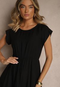 Renee - Czarna Rozkloszowana Sukienka z Wiskozy Linurea. Okazja: na co dzień. Kolor: czarny. Materiał: wiskoza. Styl: klasyczny, elegancki, casual