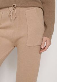 Born2be - Ciemnobeżowe Sweterkowe Spodnie z Wełną z Ozdobnymi Kieszeniami Monilana. Okazja: na co dzień. Kolor: beżowy. Materiał: wełna. Styl: casual #7