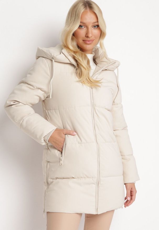 Born2be - Beżowa Kurtka z Szerokim Pikowaniem i Nieodpinanym Kapturem Fanja. Okazja: na co dzień. Kolor: beżowy. Materiał: dzianina, jeans. Długość rękawa: długi rękaw. Długość: długie. Sezon: zima, jesień. Styl: casual