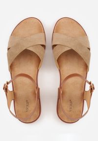 Born2be - Ciemnobeżowe Sandały VICES na Płaskiej Podeszwie z Paskiem w Kształcie X Doriven. Okazja: na co dzień, na randkę, na spacer. Zapięcie: pasek. Kolor: beżowy. Materiał: len. Sezon: lato. Obcas: na płaskiej podeszwie. Styl: casual, elegancki #4