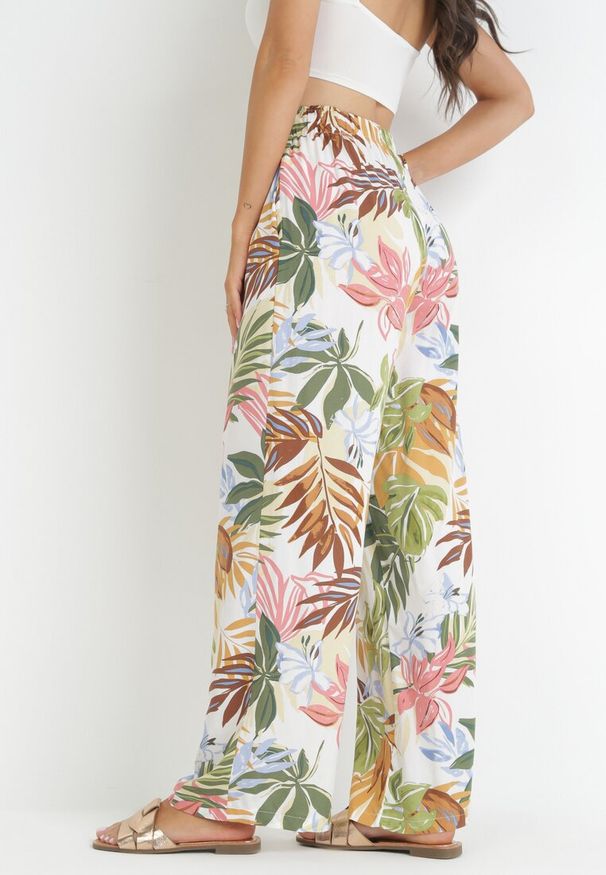 Born2be - Białe Szerokie Spodnie z Wiskozy w Kwiaty Naomie. Kolor: biały. Materiał: wiskoza. Wzór: kwiaty
