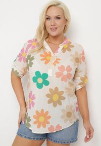 Born2be - Jasnobeżowa Wiskozowa Koszula Zapinana na Guziki z Rękawem Długości 3/4 i Wzorem w Kwiaty Xebbia. Kolor: beżowy. Materiał: wiskoza. Wzór: kwiaty