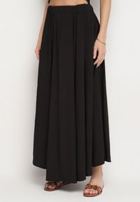 Born2be - Czarna Rozkloszowana Spódnica z Wiskozą Zisene. Okazja: na co dzień. Kolor: czarny. Materiał: wiskoza. Styl: klasyczny, elegancki, casual