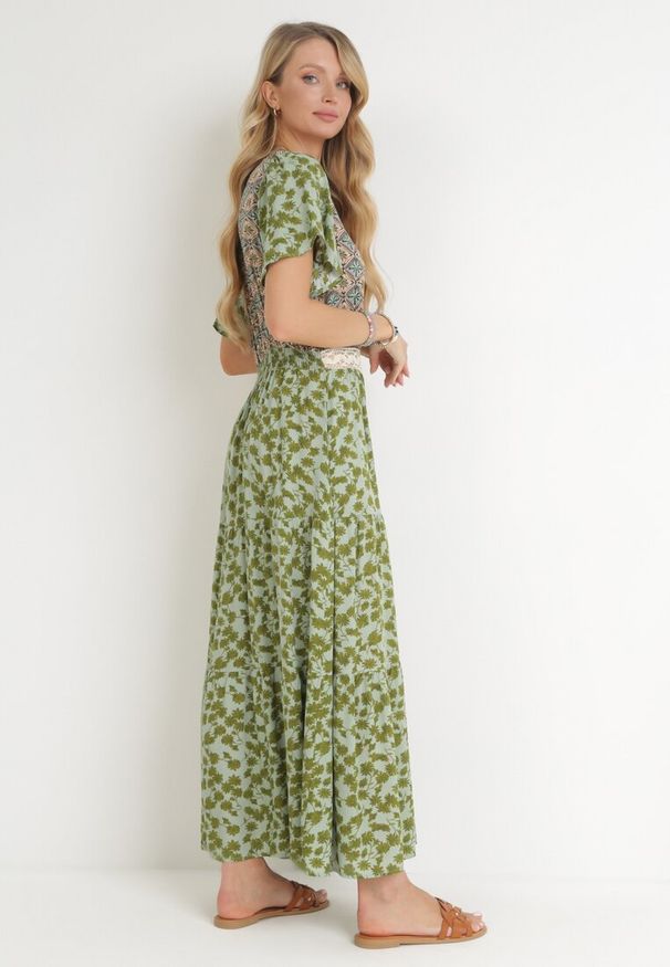 Born2be - Ciemnozielona Rozkloszowana Sukienka Maxi Stemone. Kolor: zielony. Sezon: lato. Długość: maxi