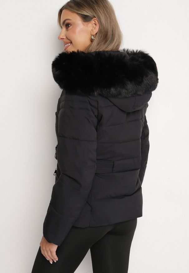 Born2be - Czarna Pikowana Kurtka Zimowa z Kapturem z Futrem i Ozdobnym Paskiem Hetiola. Typ kołnierza: kaptur. Kolor: czarny. Materiał: futro. Długość rękawa: długi rękaw. Długość: długie. Sezon: zima. Styl: elegancki