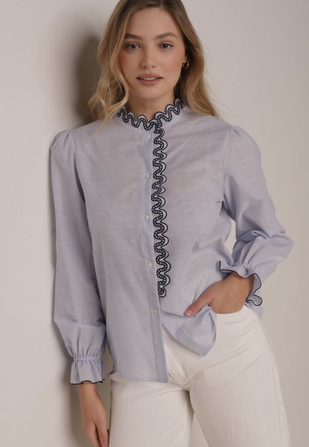 Born2be - Niebieska Koszula z Bawełny Ozdobiona Haftowaną Falbanką Zenatia. Okazja: na co dzień. Kolor: niebieski. Materiał: bawełna. Wzór: aplikacja, haft. Styl: casual, elegancki, klasyczny
