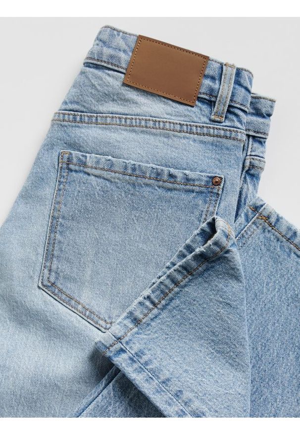 Reserved - Jeansy mom fit z dłuższą nogawką - niebieski. Kolor: niebieski. Długość: długie