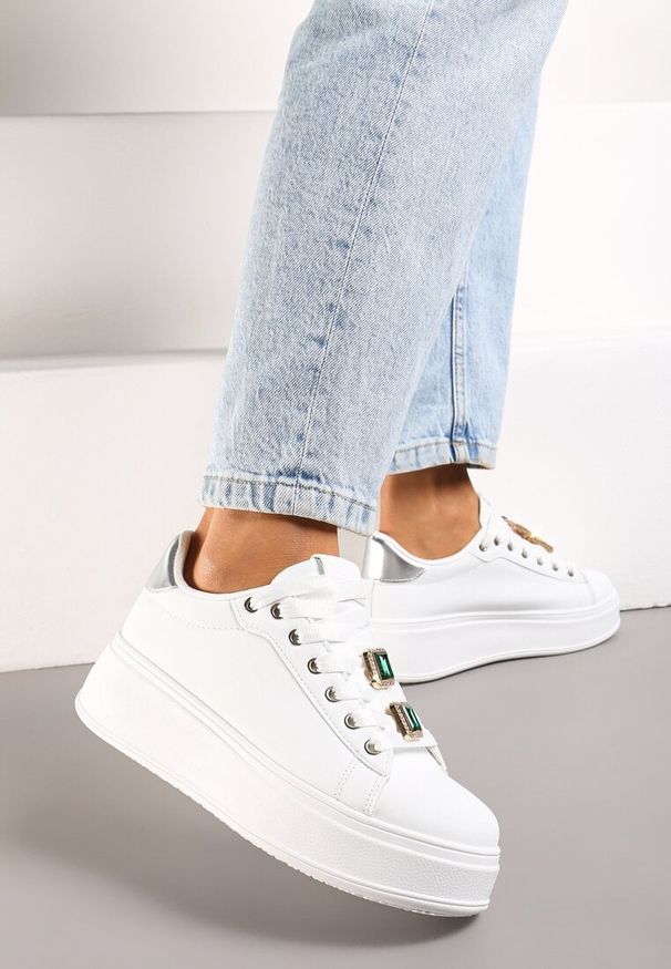 Renee - Biało-Zielone Sneakersy z Platformą i Odpinanymi Biżuteryjnymi Aplikacjami na Sznurówkach Tamaki. Okazja: na co dzień. Kolor: biały. Materiał: jeans. Wzór: aplikacja. Obcas: na platformie