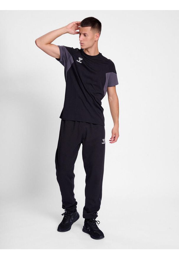 Hummel - Spodnie hmlTRAVEL SWEAT PANTS. Kolor: czarny. Sport: piłka nożna