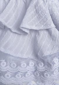 Renee - Niebieska Bluzka z Wiskozy Boho Ozdobiona Wiązaniami Koronką i Falbanami Gavimia. Okazja: na co dzień. Kolor: niebieski. Materiał: wiskoza, koronka. Długość rękawa: długi rękaw. Długość: długie. Wzór: aplikacja, koronka. Styl: boho #5