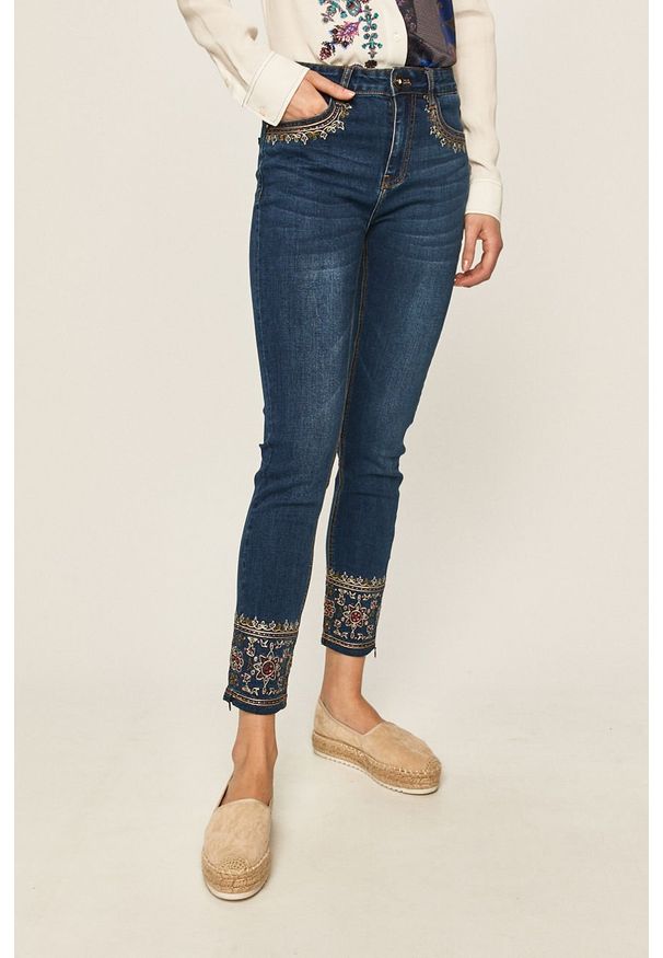 Desigual - Jeansy Floyer. Kolor: niebieski. Materiał: jeans. Wzór: haft