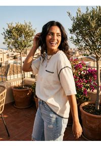 Sinsay - Bawełniana koszulka z kieszonką i kontrastową lamówką - kremowy. Kolor: kremowy. Materiał: bawełna #1